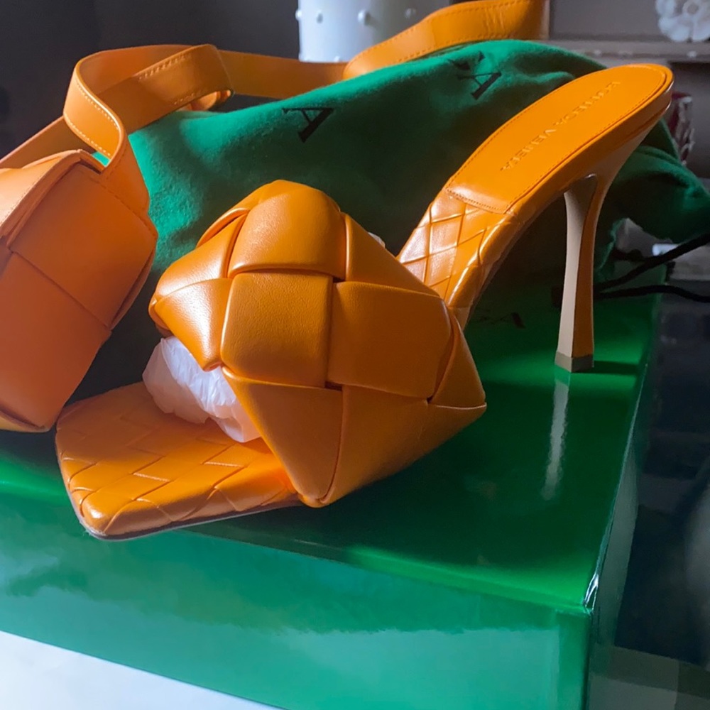 I’m selling a brand new pair of tangerine Bottega Veneta heels w/purse.